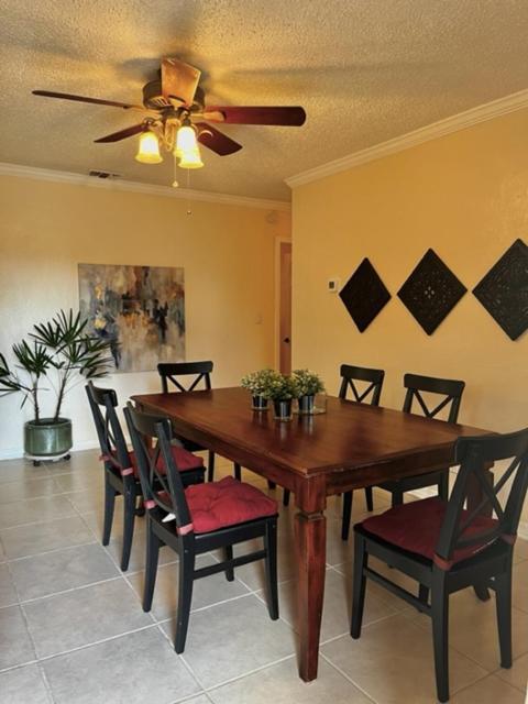 Holiday home House Close To Downtown, Airport, Raymond Stadium, And Many Places