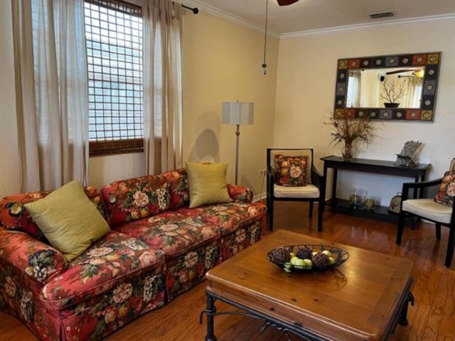 Holiday home House Close To Downtown, Airport, Raymond Stadium, And Many Places *