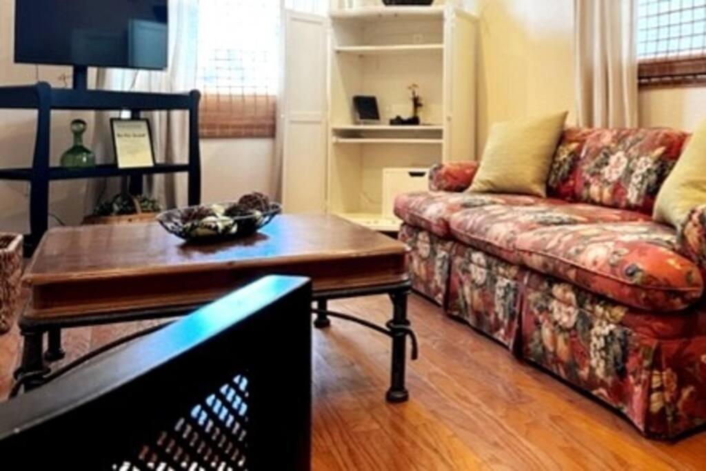House Close To Downtown, Airport, Raymond Stadium, And Many Places