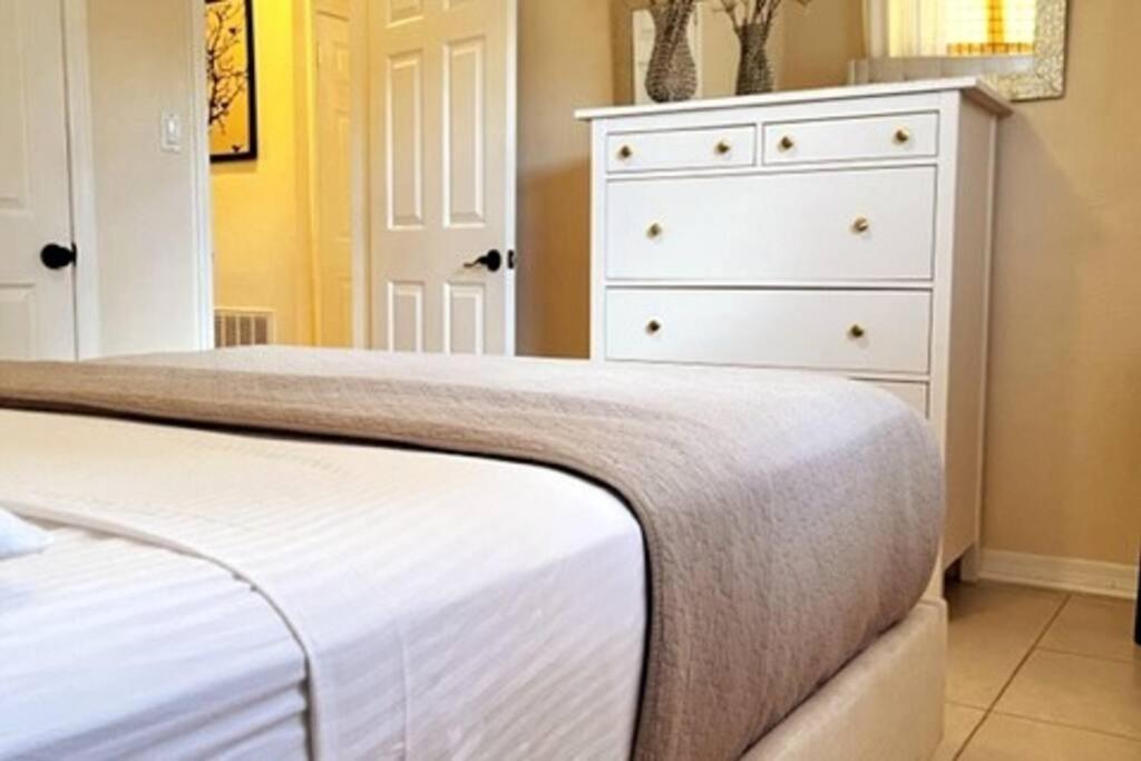 Holiday home House Close To Downtown, Airport, Raymond Stadium, And Many Places *