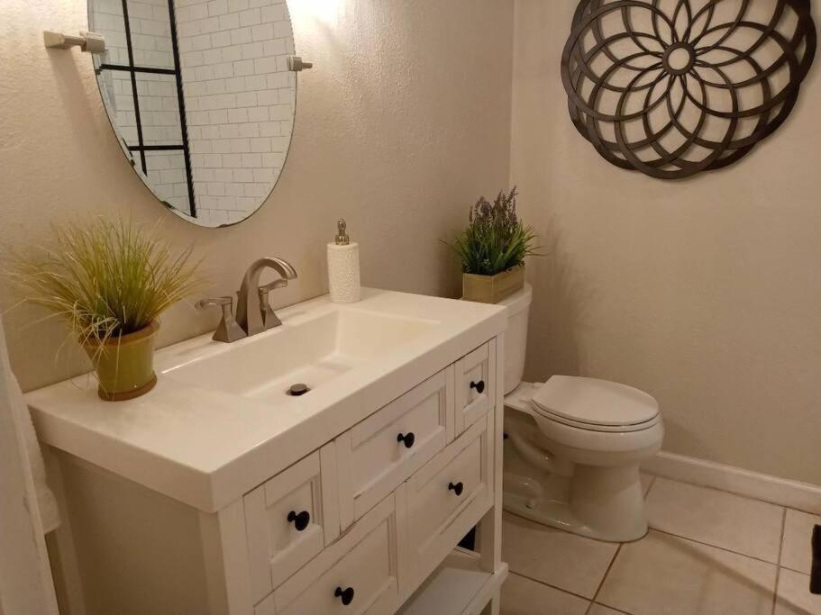 House Close To Downtown, Airport, Raymond Stadium, And Many Places